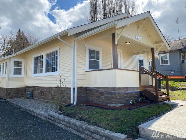 Property Photo:  1312 Edgewood Ave  WA 98584 