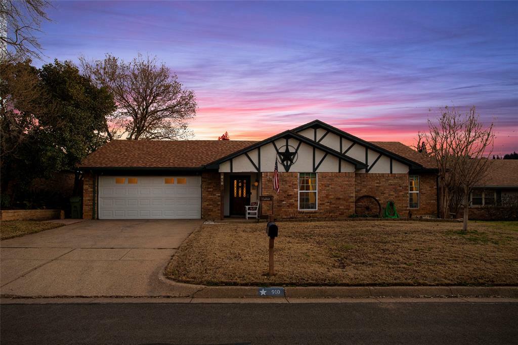 Property Photo:  910 Purdue Drive  TX 76012 