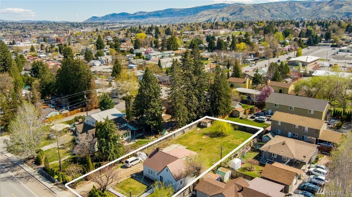 Property Photo: 1305 9th St WA 98801