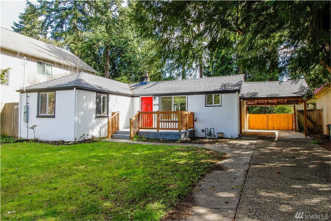 Property Photo:  13518 Wallingford Ave N  WA 98133 