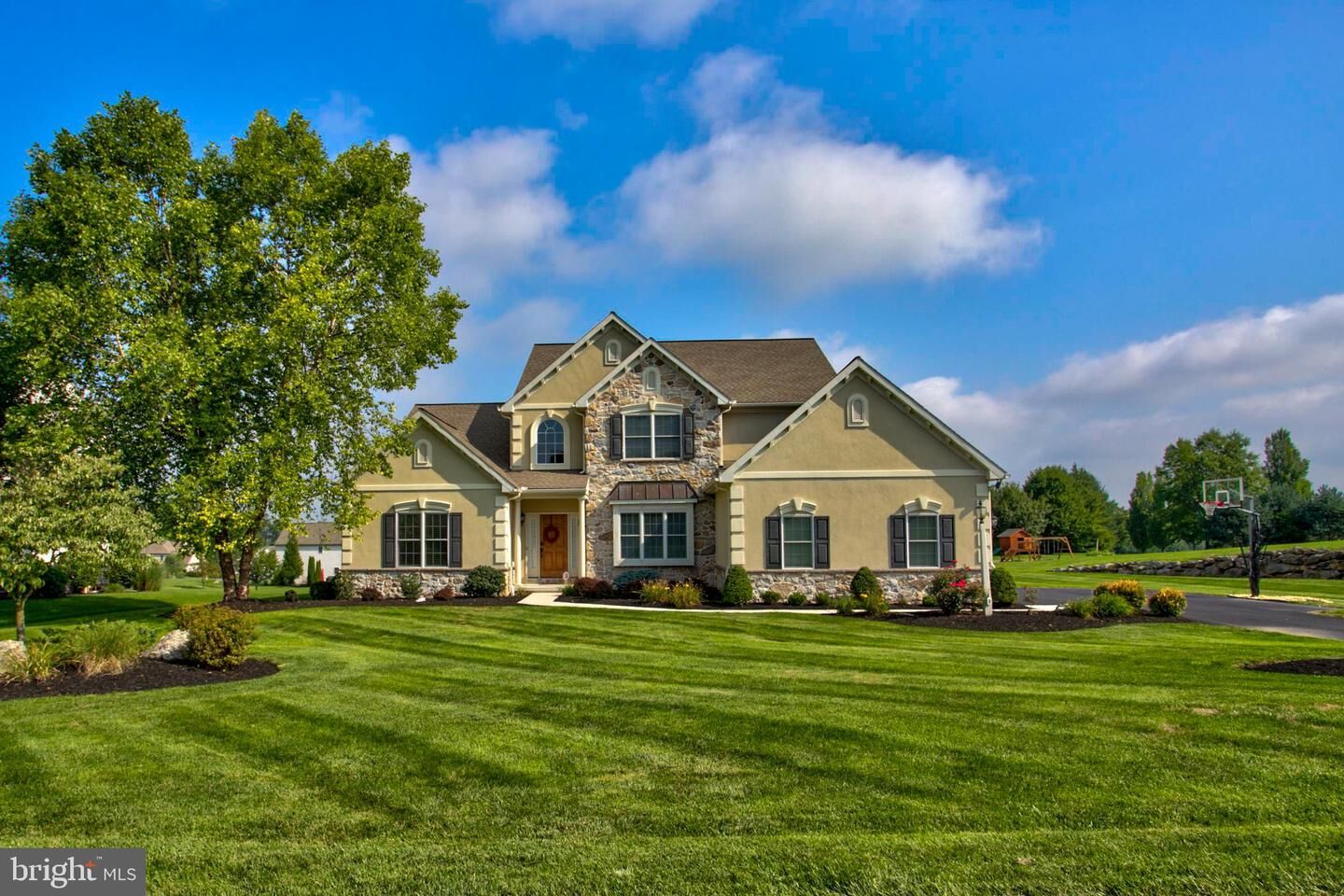 Property Photo: 932 Meadowood Circle PA 17042