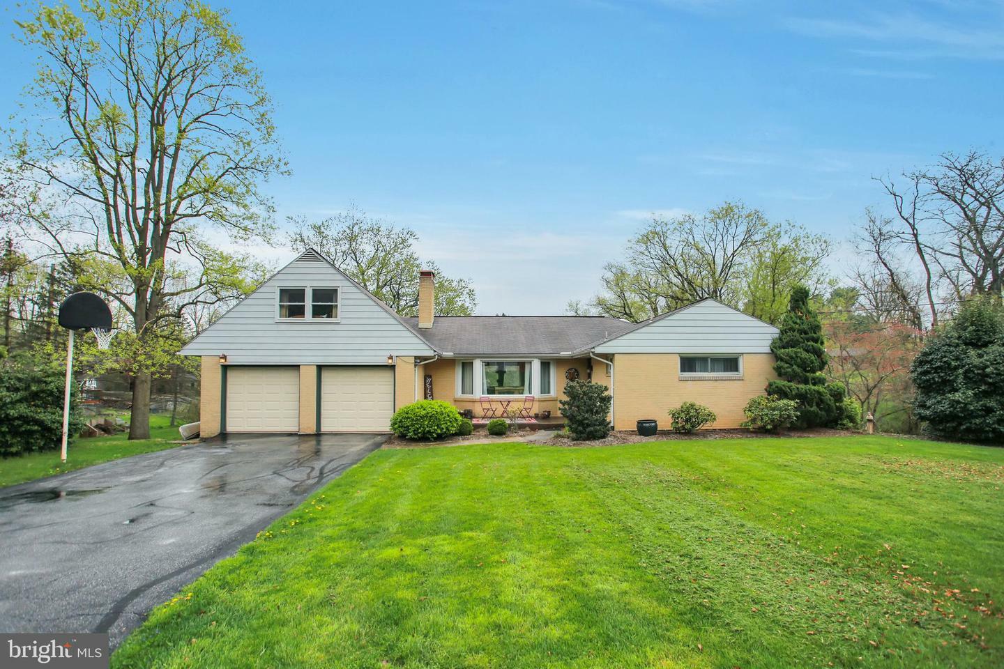 Property Photo: 809 Meadow Lane PA 17011