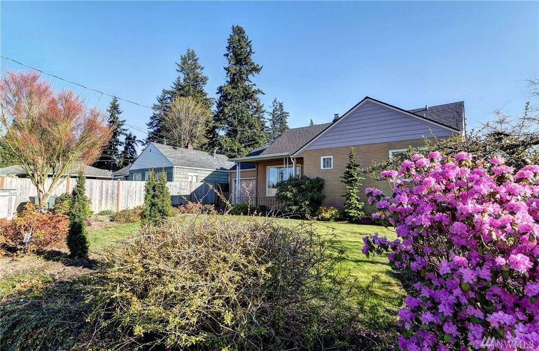 Property Photo:  220 48th St SW  WA 98203 