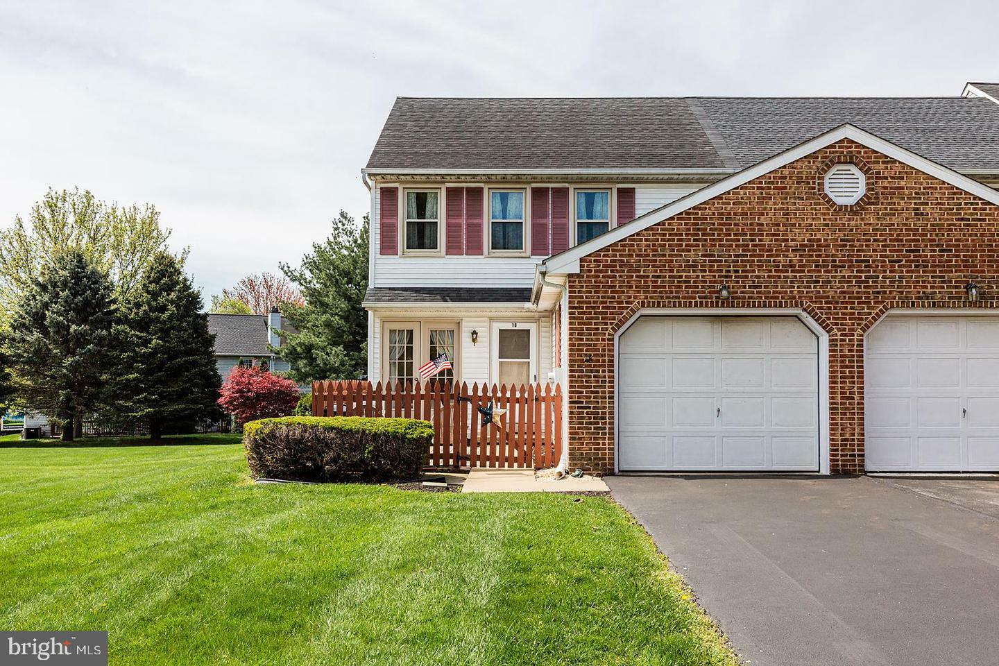 Property Photo: 18 Townsend Court PA 17603