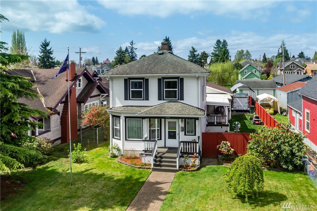 Property Photo:  1928 Lombard Ave  WA 98201 