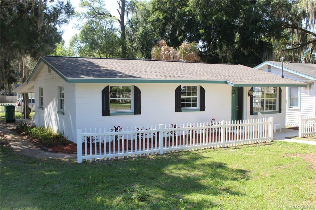 Property Photo:  309 N Citrus Avenue  FL 34450 