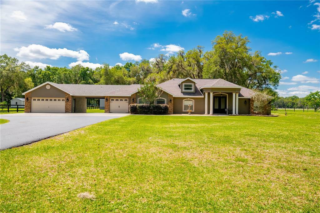 Property Photo: 801 Cr 548 FL 33513