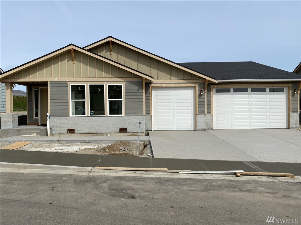 Property Photo: 733 S Perry Ave WA 98802