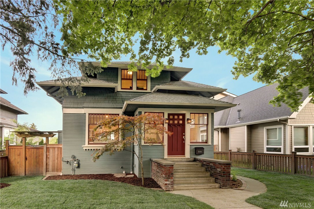 Property Photo:  1914 3rd Ave W  WA 98119 