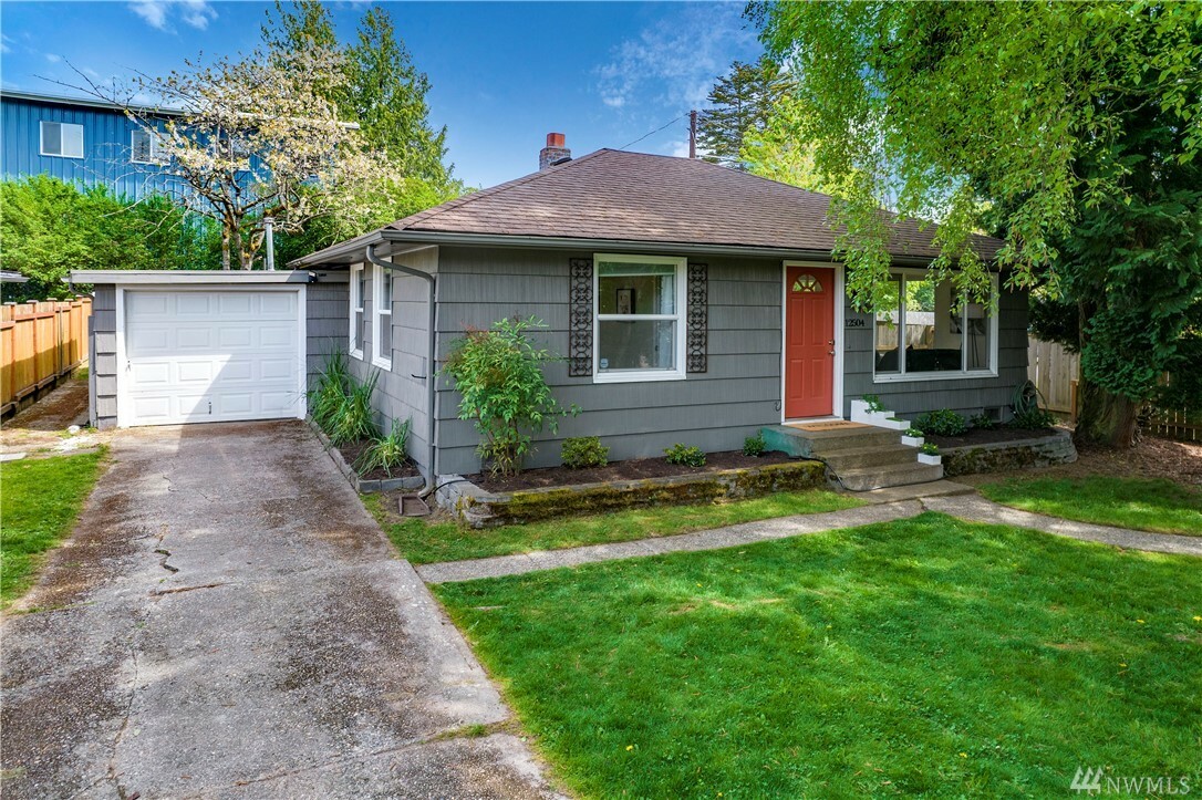 Property Photo:  12504 Phinney Ave N  WA 98133 