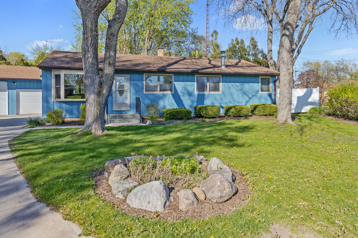 Property Photo: 717 Cooper Court IL 60135