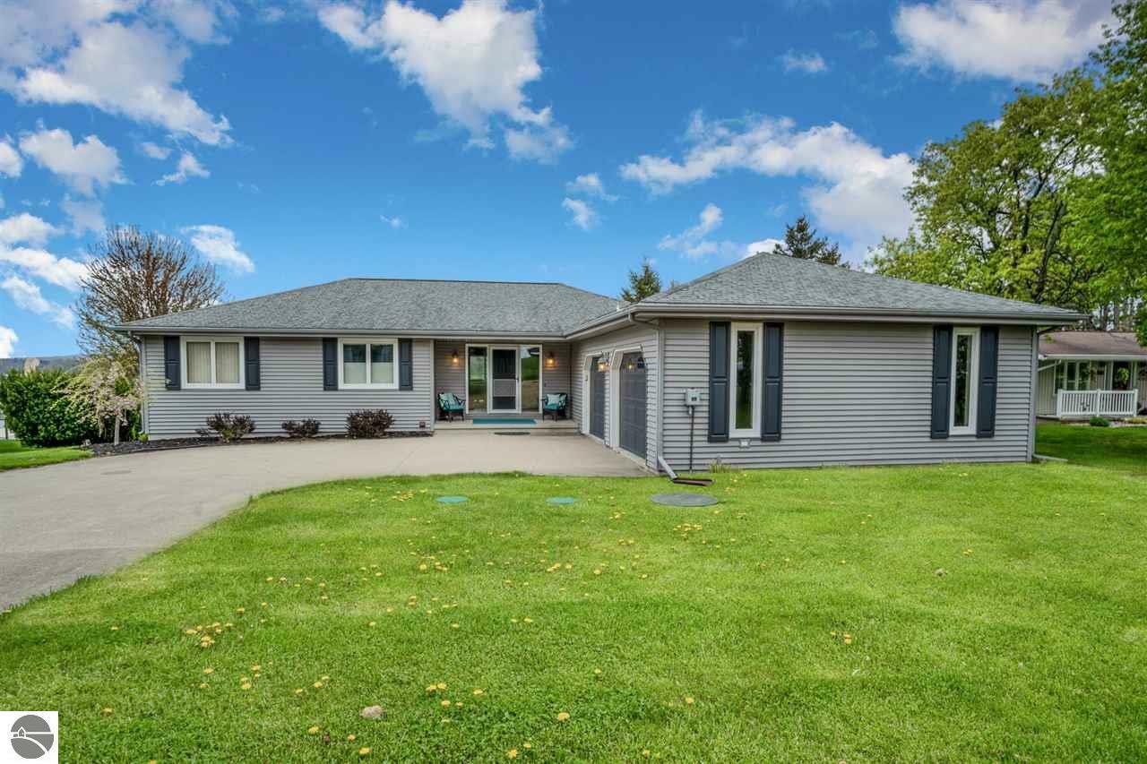 1064 Clubhouse Drive  Lake Isabella MI 48893 photo