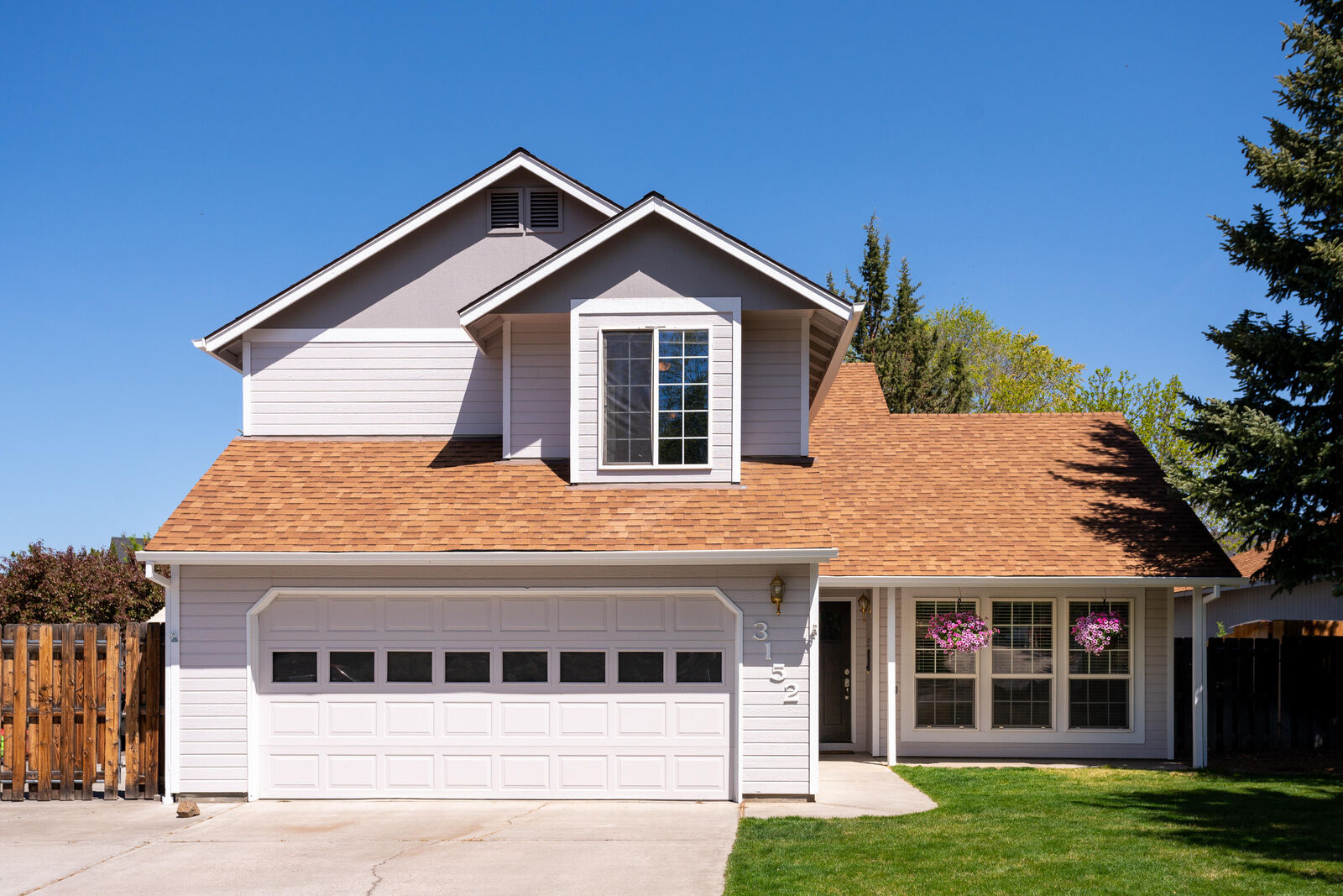 Property Photo:  3152 NE Manchester Avenue  OR 97701 