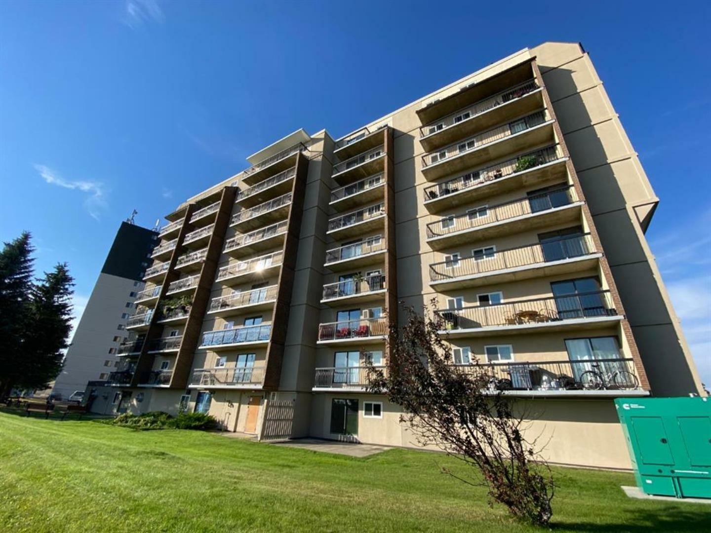 Property Photo: 823, 21 Berkeley Place West 823 AB T1K 5N1