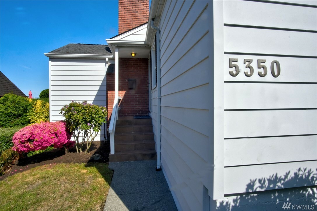 Property Photo: 5350 SW Admiral Wy WA 98116