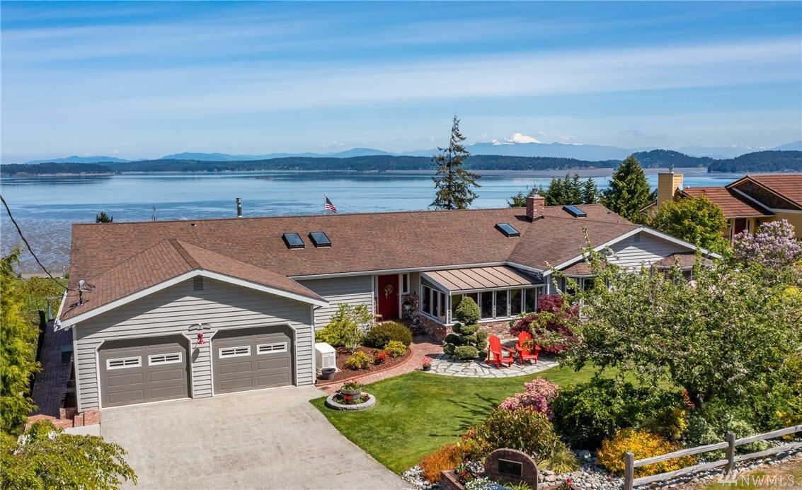 Property Photo:  585 Birch St  WA 98277 