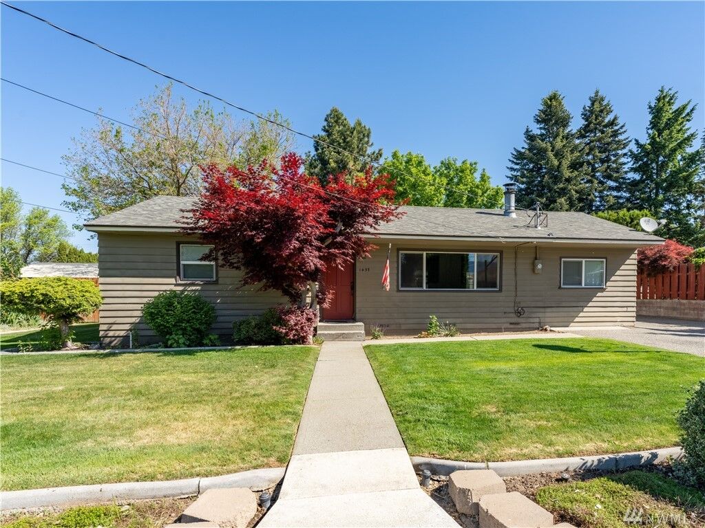 Property Photo:  1437 SE Tedford St  WA 98802 
