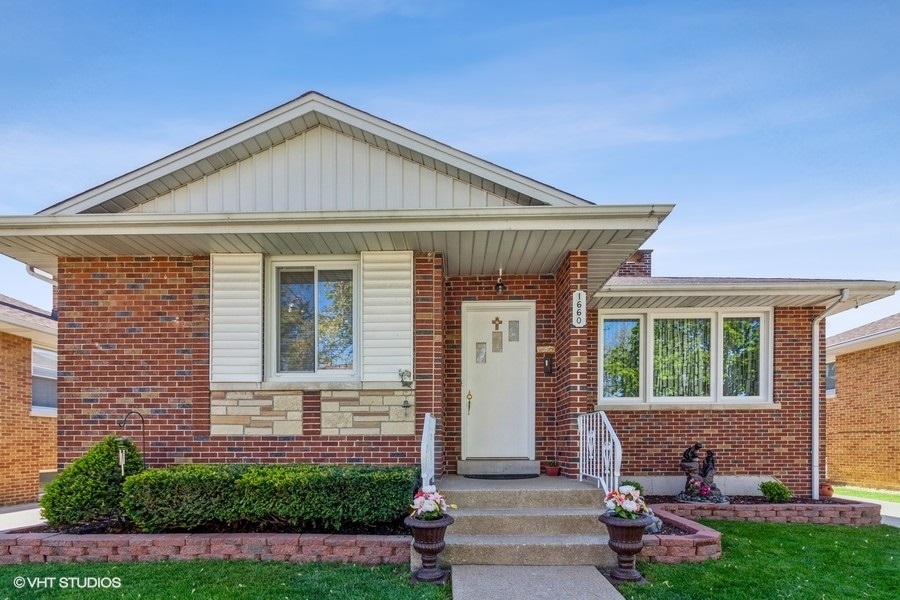 Property Photo: 1660 Kensington Avenue IL 60154