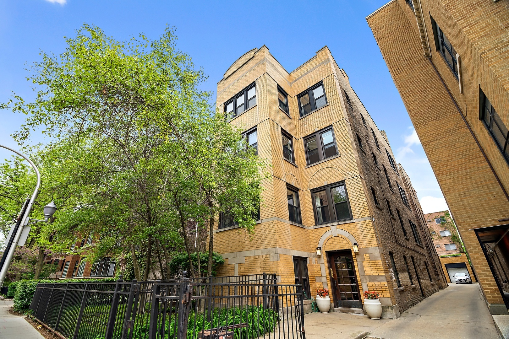 Property Photo:  533 W Roscoe Street 3  IL 60657 