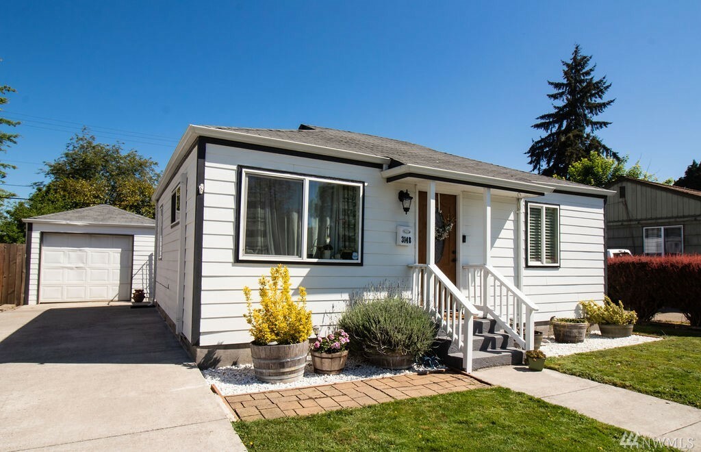 Property Photo:  3148 Hemlock St  WA 98632 