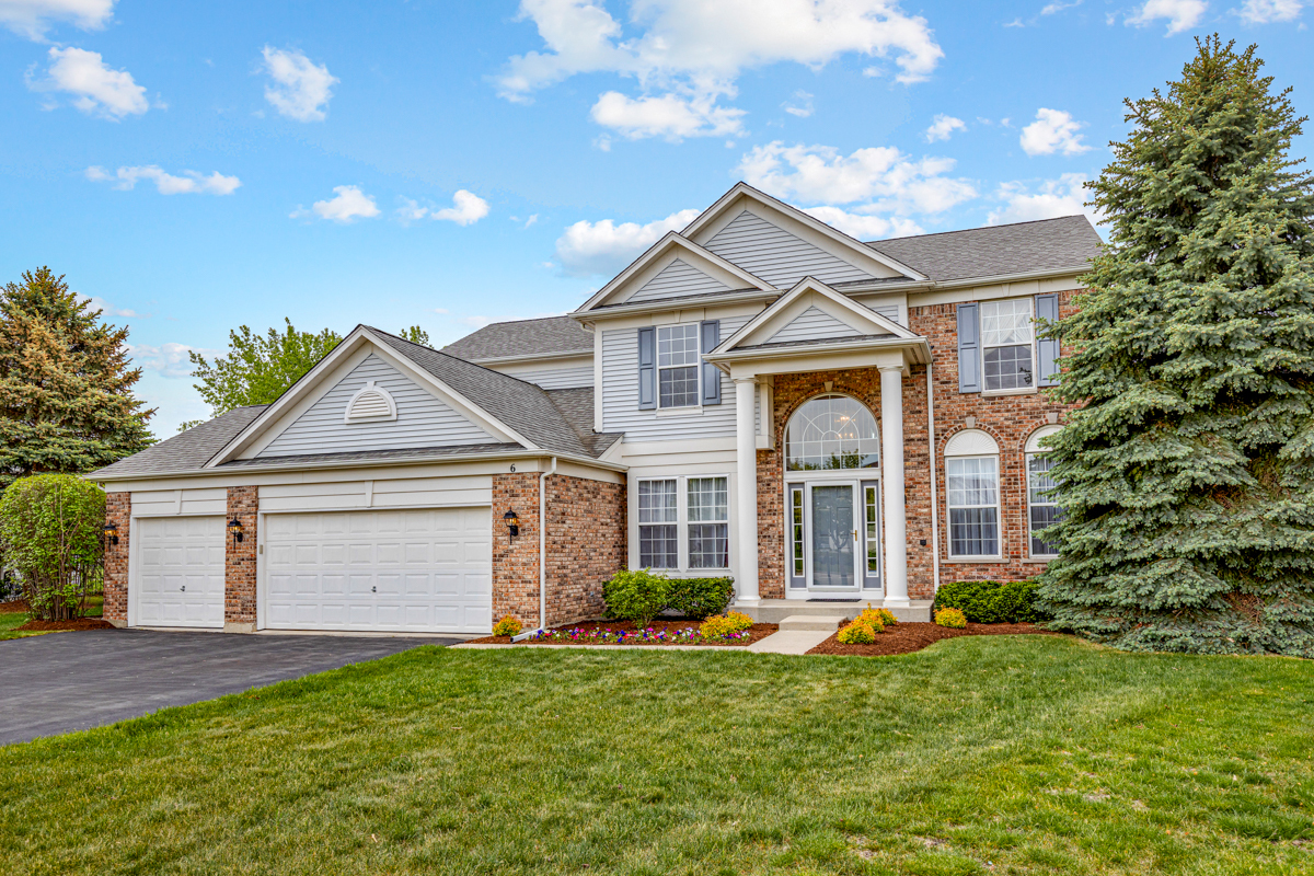 Property Photo: 6 Tregonwell Court IL 60102