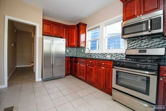 Property Photo:  52 New Street  NJ 07042 