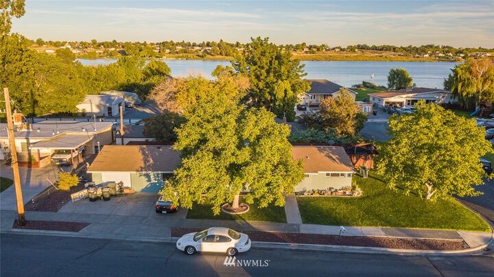 Property Photo: 1831 W Lakeside Drive WA 98837
