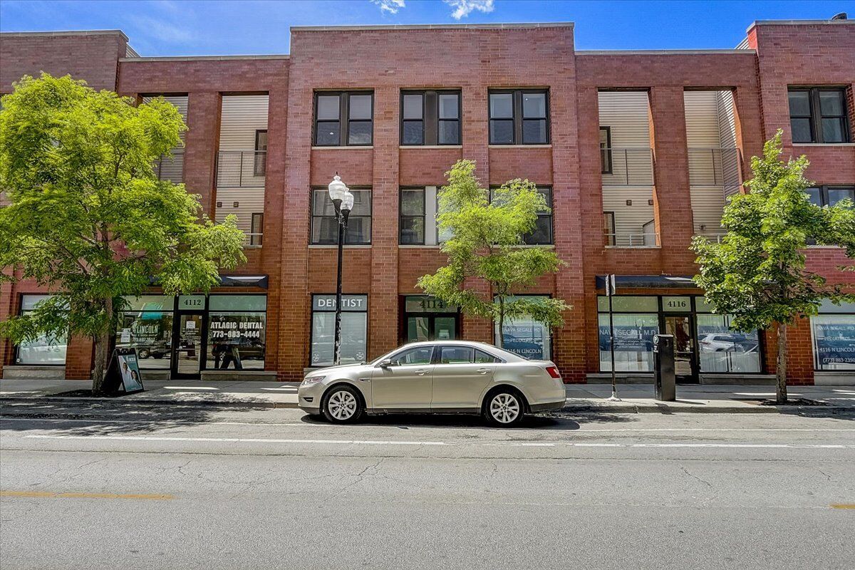 Property Photo: 4114 N Lincoln Avenue 303 IL 60618