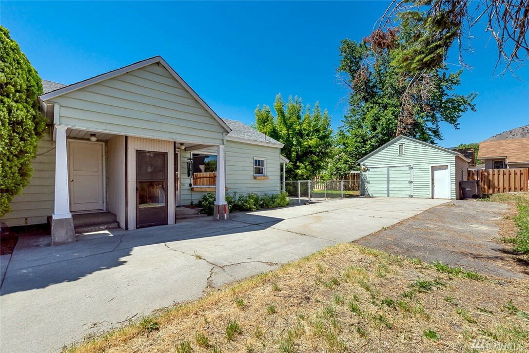 Property Photo:  606 S Miller  WA 98801 