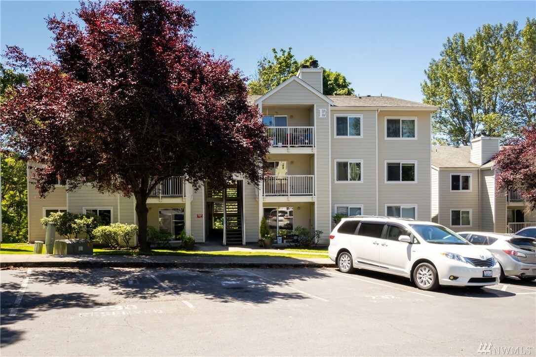 Property Photo:  975 Aberdeen Ave NE E203  WA 98056 