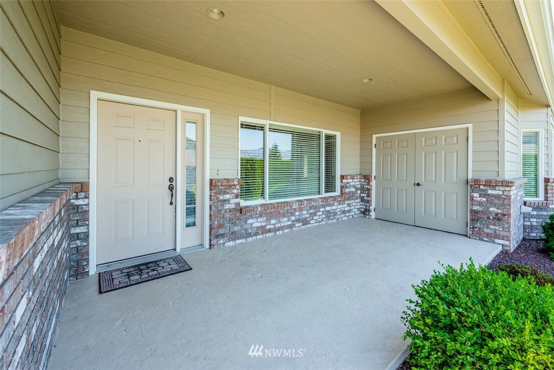 Property Photo: 1380 Eastmont Avenue 1406 WA 98802