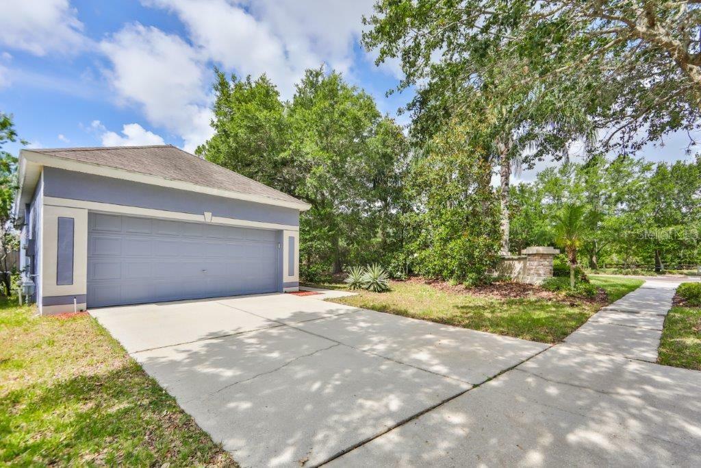 Property Photo:  7601 Devonbridge Garden Way  FL 33572 