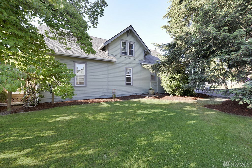 Property Photo: 517 10th St SE WA 98372
