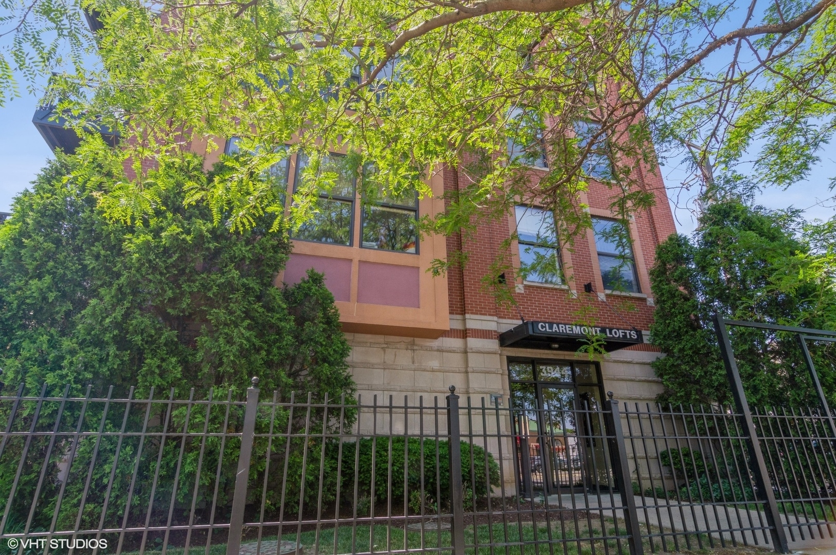 Property Photo:  3944 N Claremont Avenue 207  IL 60618 