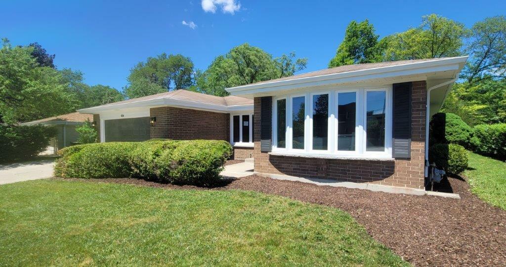 Property Photo: 904 W Kirchhoff Road IL 60005