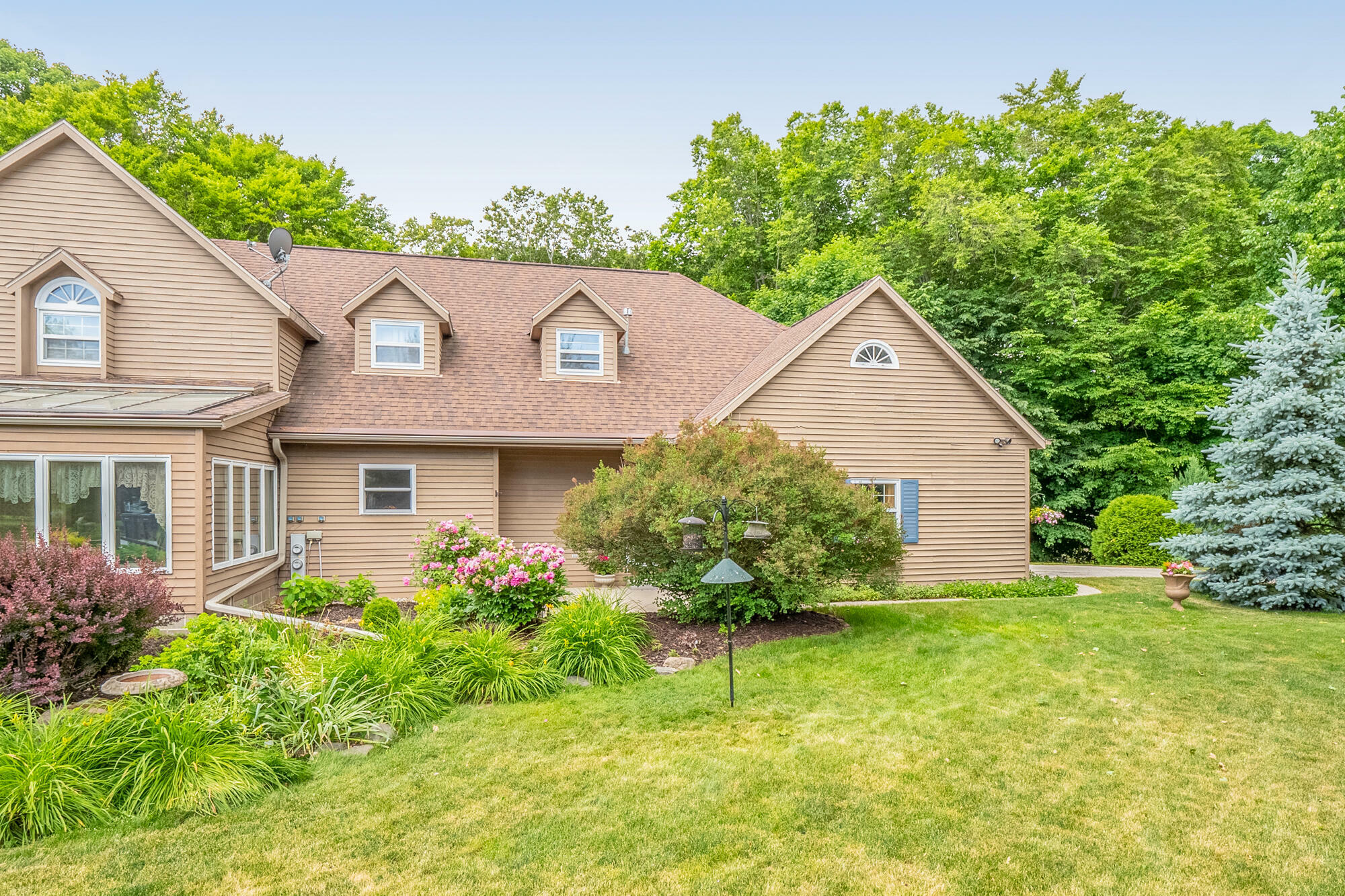 Property Photo: 854 Oak Ridge Dr WI 53073