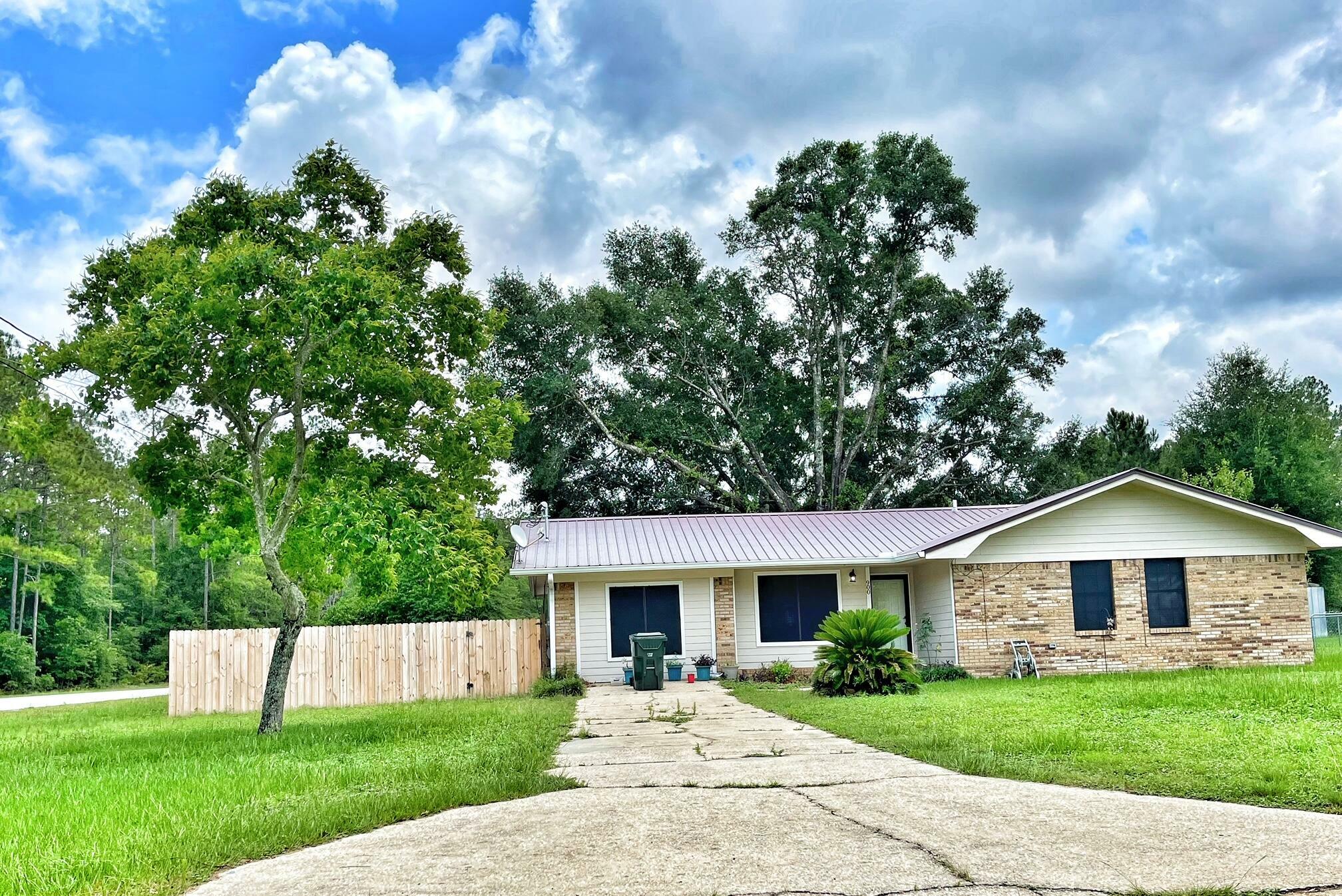 Property Photo:  900 Twin Lakes Drive  FL 32433 