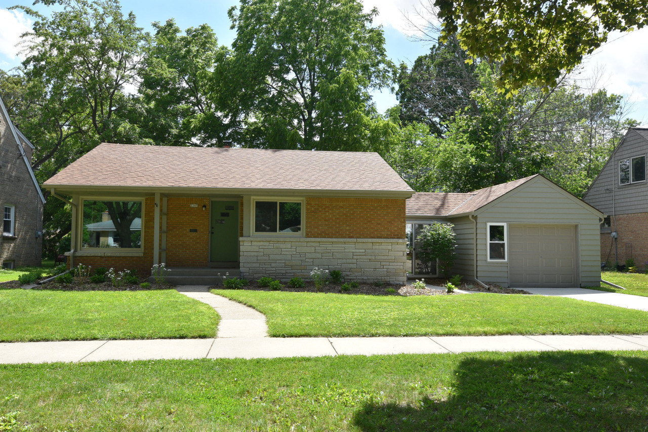 Property Photo:  2205 W Marne Ave  WI 53209 