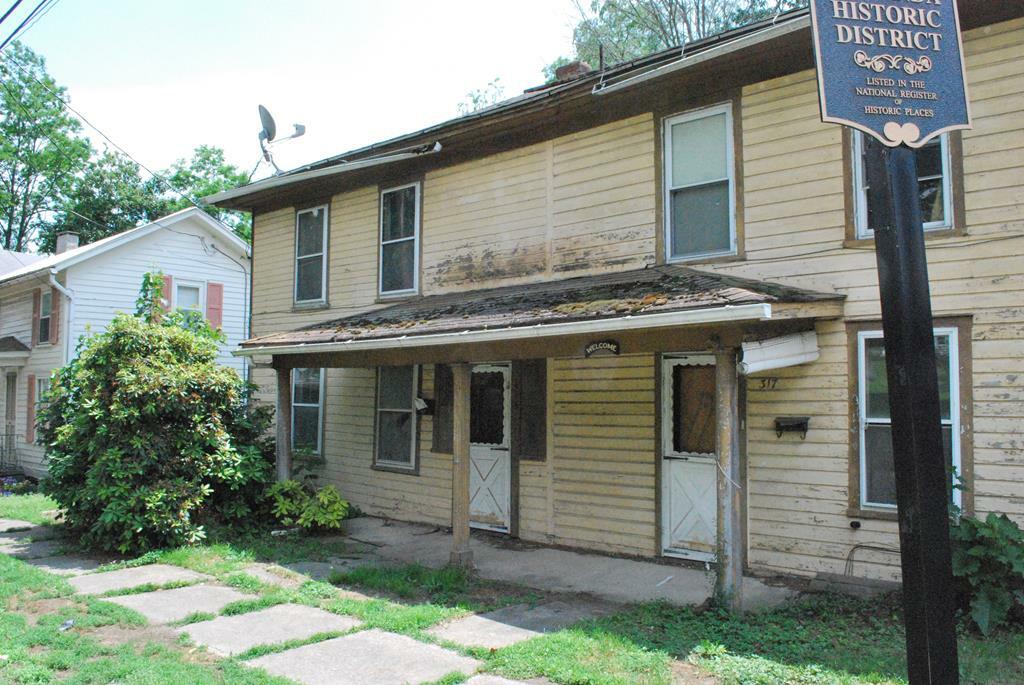 Property Photo:  315-317 Pine Stree  PA 18848 