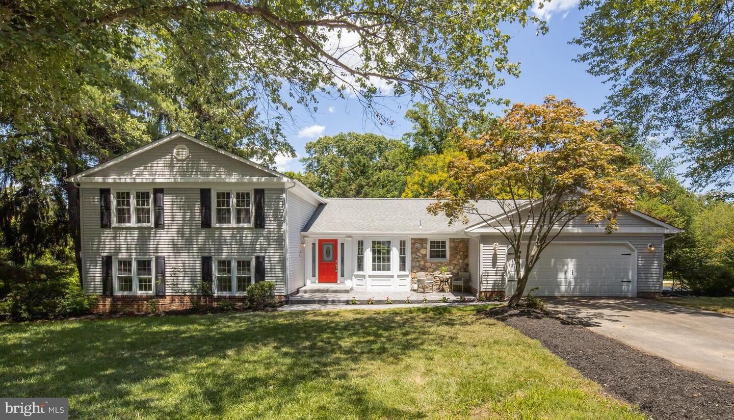 Property Photo: 2703 Pony Farm Court VA 22124