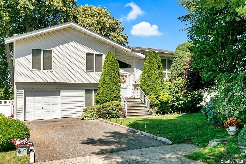 Property Photo:  5 Monika Court  NY 11714 