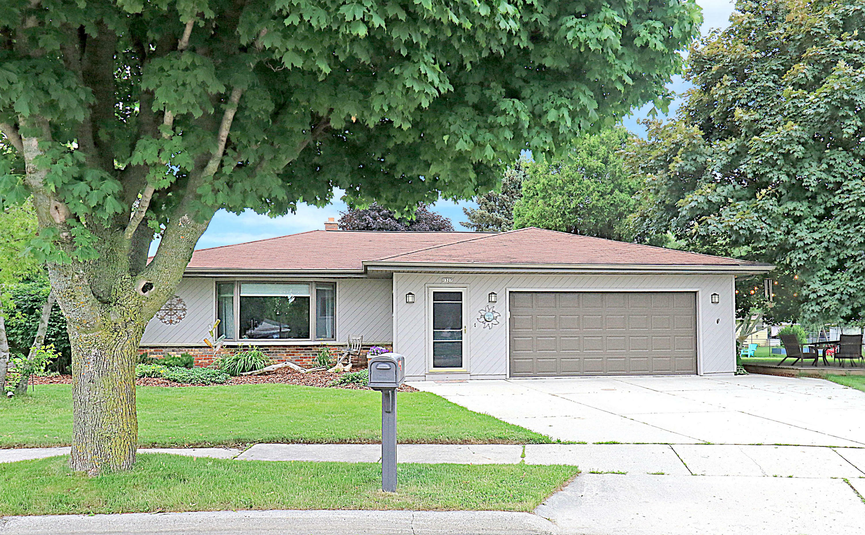 Property Photo: 2327 E Shelly Ct WI 53083