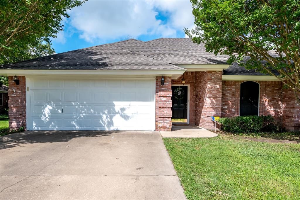 Property Photo: 1434 Oakwood Drive TX 76401