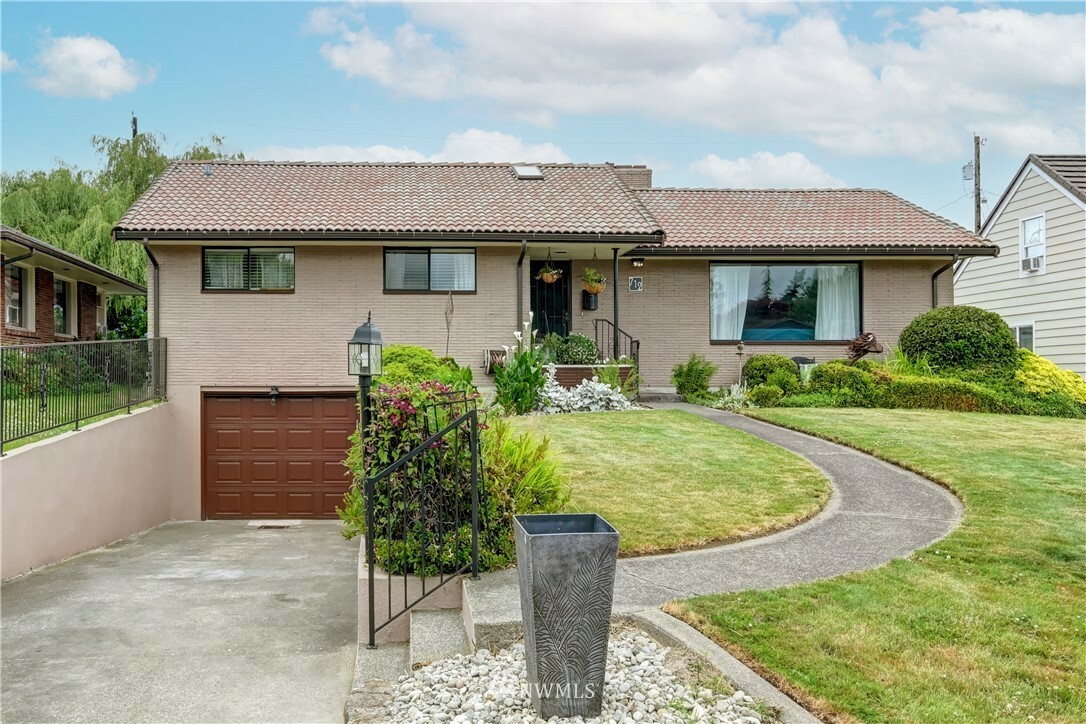 Property Photo: 712 Colby Avenue WA 98201