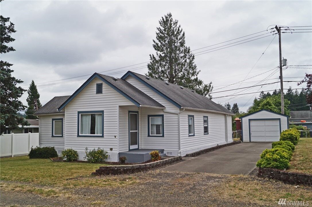 Property Photo:  1813 Washington St  WA 98584 