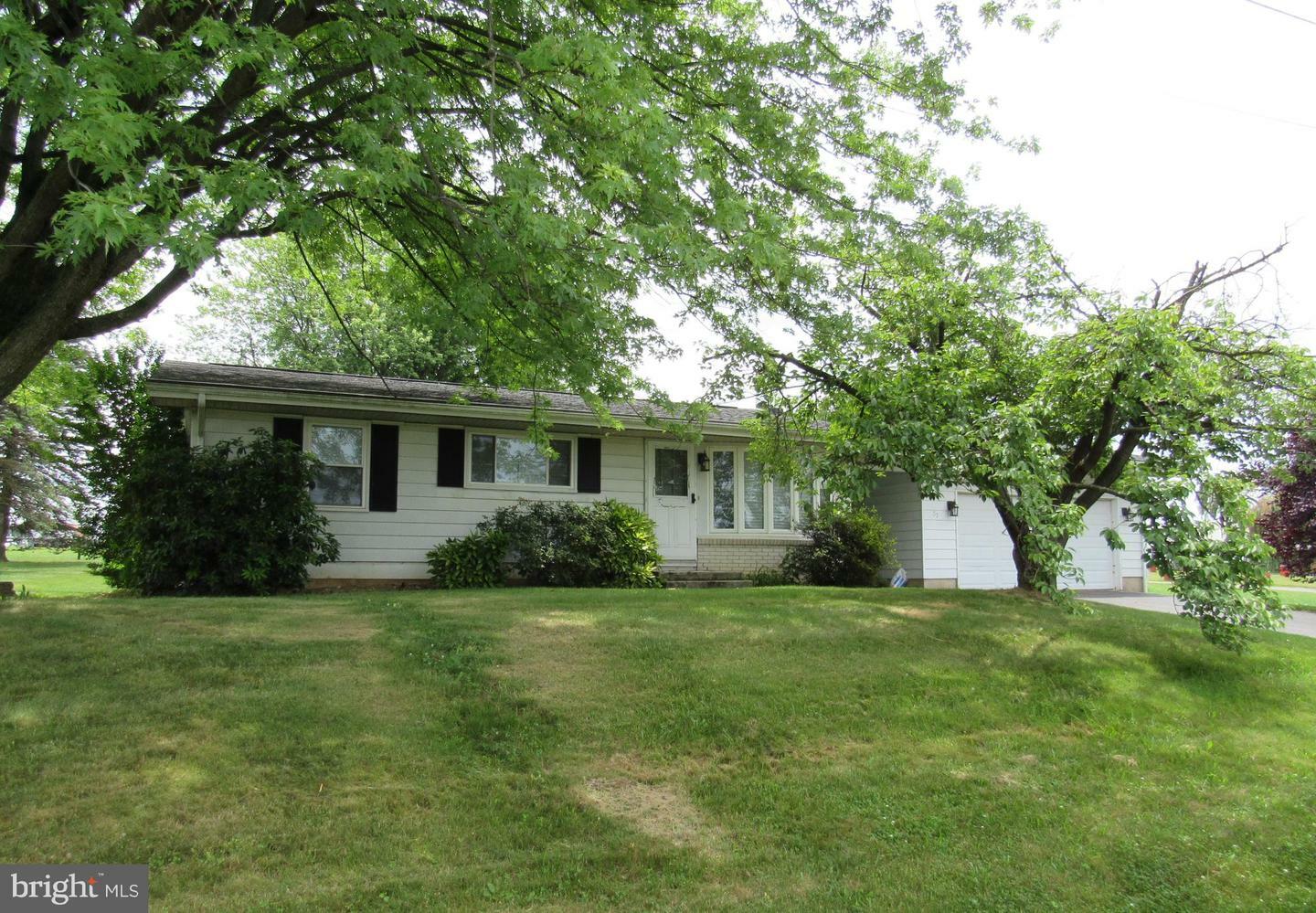 Property Photo: 37 Rosecrest Drive PA 19530