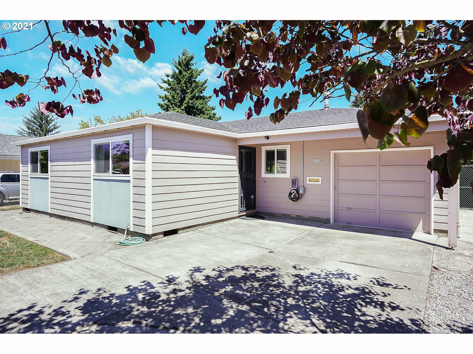 Property Photo:  2024 SE 89th Ave  OR 97216 