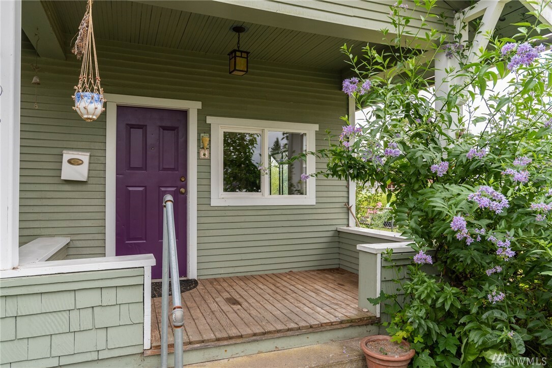 Property Photo:  933 Talcott St  WA 98284 