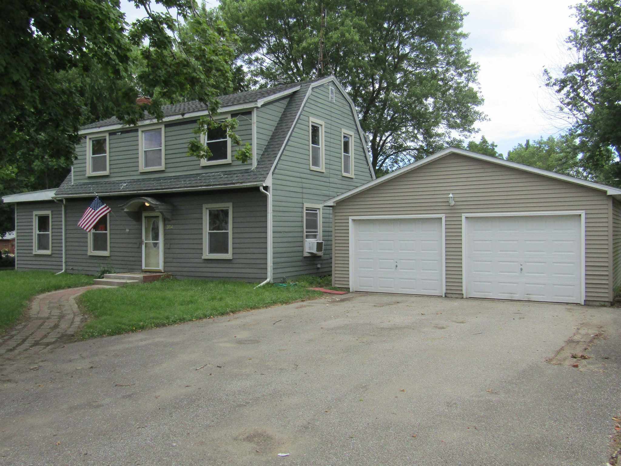 Property Photo:  314 W Washington  IL 61542 