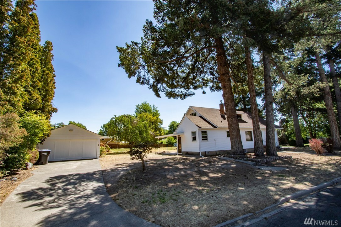 Property Photo:  1301 Olive St  WA 99362 